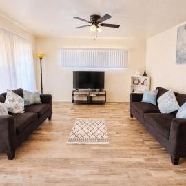 Bright & Cozy Modern Space Near Downtown