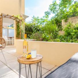 Le Regimbaud - Ideal Famille - Amis - PRO - Terrasse - Calme - Lumineux - WIFI - Jardin - Plage à 2km - Proche Centre Ville, Gare, Commerces - Parking Privé & GRATUIT