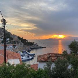 Hydra studio with patio 250 meters up from port