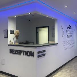 Meerzeit Strandhotel، فندق في نايهالينجازييل