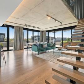 Penthouse Luxury, Lake Views, Perfect Location, hotel in Kingston 