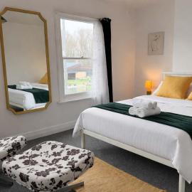 LAZURITE 3BR, Garden, Log Burner, Riverside view, hotel in Chesterton