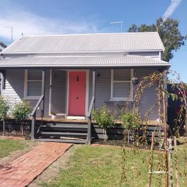 Lavender Cottage - Cute & Cosy Miner's Cottage