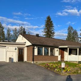 Whispering Pine villa, hotel i Bjurholm