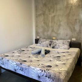 jbsurf House، فندق في Catagnan
