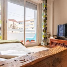 Family Apartment Near Beach & Train to Lisbon and Cascais, hotel in Oeiras