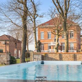 Maison Le Petit Château - luxury former monastery with pool, hotel a Middelkerke