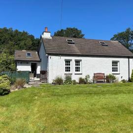 Stunning country home with private wellness Spa, hotelli kohteessa Strachur