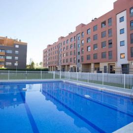 Apartamento el Parque AIRE CONDICIONADO PISCINA terraza con vistas montaña entorno tranquilo ideal mascotas, hotel in Logroño