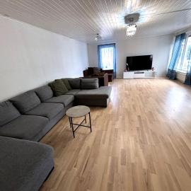 Spacious 4-Bedroom Beautiful Family Home near to the Uppsala city and nearer to the Nature、Björklingeのホテル