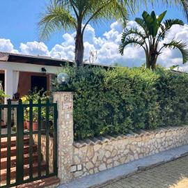 Steps from the Sea, Minutes from Cefalù, hotel u gradu 'Campofelice di Roccella'