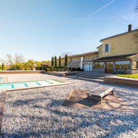 Grand gîte avec piscine MAISON PORT VALADE, готель у місті Tabanac