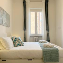 Enchanting Flat near Milan & Como, 150m station, hotel u gradu 'Desio'