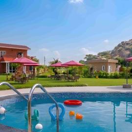 StayVista at Hillside Paradise in Sohna with Jacuzzi, kids play area, view of Aravalli Hills、Dhaujのホテル