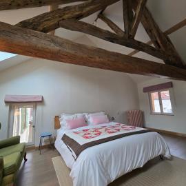 The Little Hideaway - La Petite Maison Cachée, hotel in Noyers