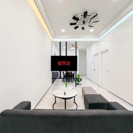 Black & White 3BR Landed 8 Pax with Free Netflix WiFi Coway, hotel v destinácii Simpang