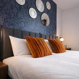 8-Central & Stylish 1 Bedroom Apartment with Additional double bed sleeping area FREE PARKING