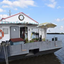 Außergewöhnliches Hausboot inmitten der Natur, hotel a Wewelsfleth
