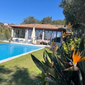 The Pool House, hotel u gradu 'Longos'