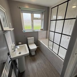 124, Three bed two storey chalet on Bermuda holiday park, Hemsby - Sleeps 7, bed linen and towels included with onsite entertainment and further entertainment close by - includes balcony, hotel in Great Yarmouth