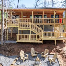 Secluded Mountain Cabin, Hottub, Fire pit, 4 Acres, hotel in Murphy