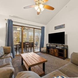Luxury Lake Vacation at Emerald Pointe, Hotel in Hollister