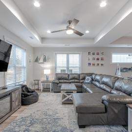 Dune Escape - Hot Tub - 10-Min Beach Walk - Dog-Friendly, Hotel in Michigan City
