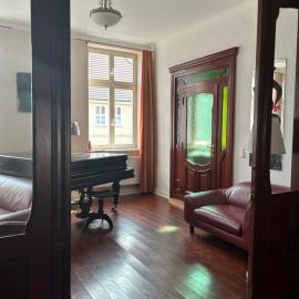 Großzügige zentrale Altbauwohnung, hotel in Neustrelitz