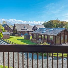 Scandi Cabin in Heart of Anglesey with Parking, hotel a Llanfairpwllgwyngyll