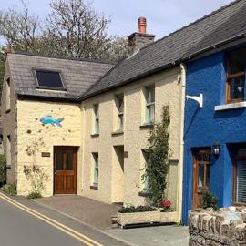 Bwthyn Strathmore - Charming 18th-Century Cottage in Solva's Heart, hotel em Solva