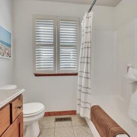 Sunny Blue at Bridges Bay + Waterpark Access, Hotel in Arnolds Park