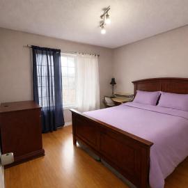 Private Queen Bedroom with Workspace, Dresser & Mini Fridge in Brampton Shared Home - 3 Baths, Full Kitchen, WiFi, Laundry & Deck - Near GO Station, Ideal for Work & Study!, hotel v mestu Brampton