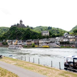 Ferienwohnung am Moselufer โรงแรมในโคเคห์ม
