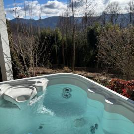 Maggie Valley Cabin - Hot Tub - Spectacular Views - Sleeps 7, hotel a Maggie Valley
