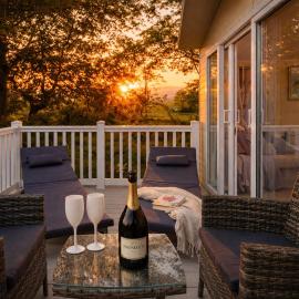 Ribble Heights Lodge - with Wraparound Decking & Valley Views, готель у місті Лонгрідж