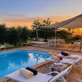 Country Villa -Private Pool, Jacuzzi, Tennis Court-, hotell i Bagnola