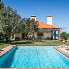 Casa com Piscina Privada em Palmela - Jardim & Estacionamento, Hotel in Palmela
