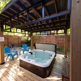 Cozy Mt Hood Adventures home with hot tub, хотел в Rhododendron