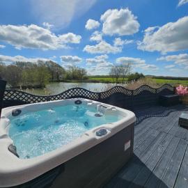Lakefront Lodge with Hot Tub - Muscovy Lodge, hotel in Evercreech