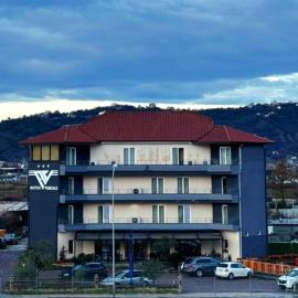 Hotel Verzaci, hotell i Rinas