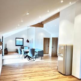 Moderne Wohnung mit Balkon auf dem Bauernhof
