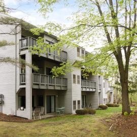 Retro Condo Beach & Pool Access Near Downtown, hotel in Williamsburg