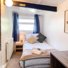 Mumbles Beachfront Escape Modern 3BR & Sea Views, hotel v destinaci The Mumbles