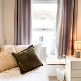 Mumbles Beachfront Escape cottage like 3BR with stone wall shower & Sea Views from the Hill, hotel i The Mumbles