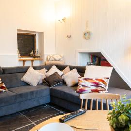 Mumbles Beachfront Escape Modern 3BR & Sea Views, hotel din The Mumbles