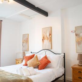 Mumbles Beachfront Escape cottage like 3BR with stone wall shower & Sea Views from the Hill, hotel di The Mumbles