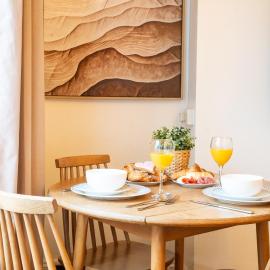 Mumbles Beachfront Escape Modern 3BR & Sea Views