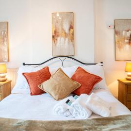 Mumbles Beachfront Escape cottage like 3BR with stone wall shower & Sea Views from the Hill โรงแรมในเดอะมัมเบิลส์