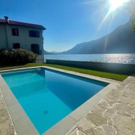Villa rustica sul lago con piscina e molo privato