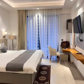 Luxury Apartment in Omaxe Hazratganj, hotel in Lucknow